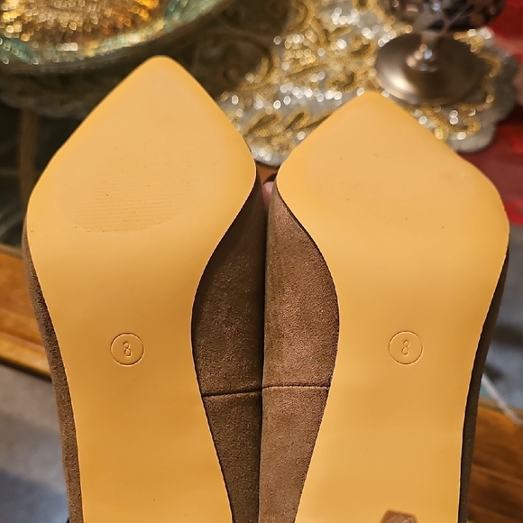 Journee Collection Taupe Pleated Heels - Picture 8 of 9